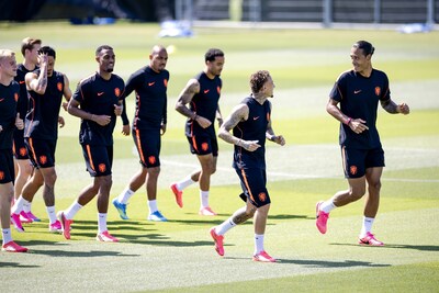 Oranje stapt in vliegtuig voor WK-duel met Zweden, alleen Quinten Timber ontbreekt op afsluitende training