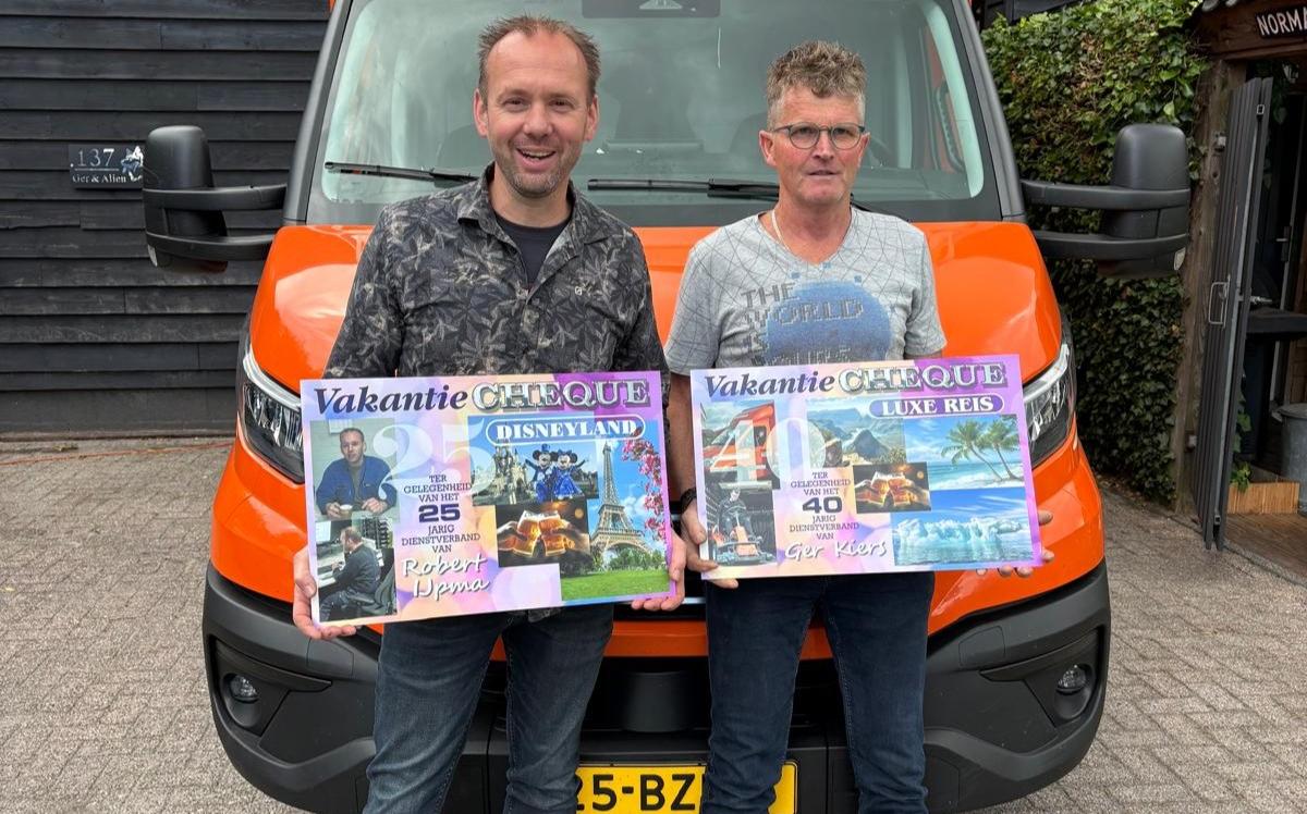Twee jubilea bij Bosma Tuinmachines Smilde. Ger Prins en Robert IJpma kunnen een mooie reis maken