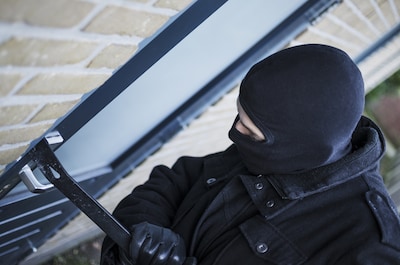 Man (21) op heterdaad betrapt bij poging tot woninginbraak in Valkenswaard, bedreigt agenten na arrestatie