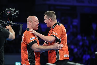 World Cup of Darts | Michael van Gerwen en Gian van Veen ten koste van titelverdediger met Nederland naar finale