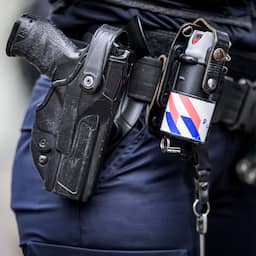 Politie lost schoten op inbreker in Rotterdam die met schaar op agenten afkwam