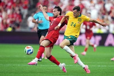 Australië verrassend op voorsprong dankzij knappe goal, Turkije raakt de paal