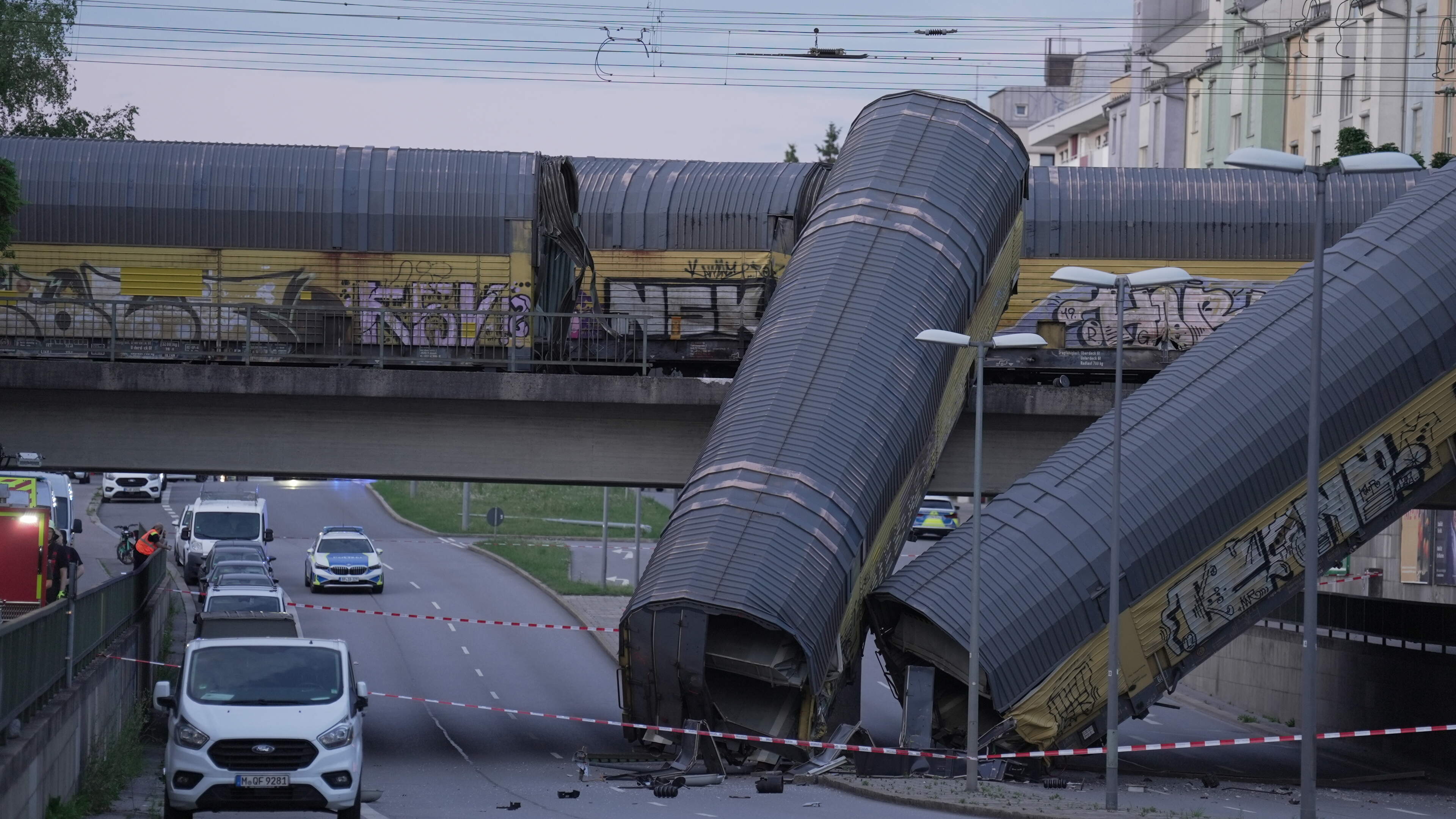 Goederentreinwagons storten van brug in München, één dode en één gewonde