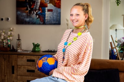 ‘Als jij naar achteren gaat, zien ze mij ook’: hoe Milou (12) van buitenbeentje kinderburgemeester werd