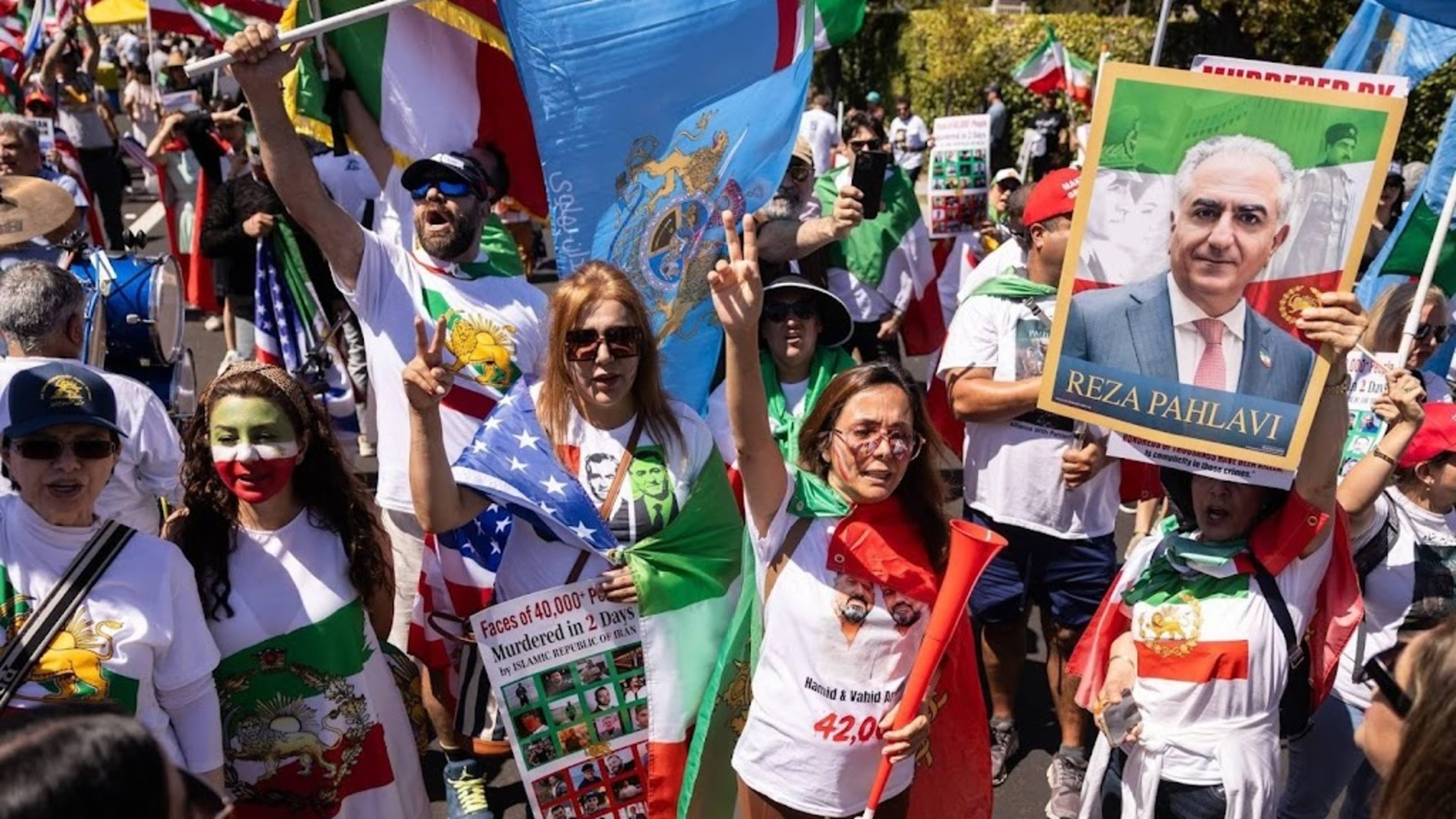 Enkele honderden demonstranten bij WK-stadion waar Iran voetbalt