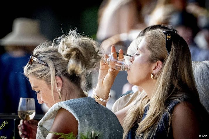 Amalia en Beatrix op de tribune bij paardensportevenement CHIO