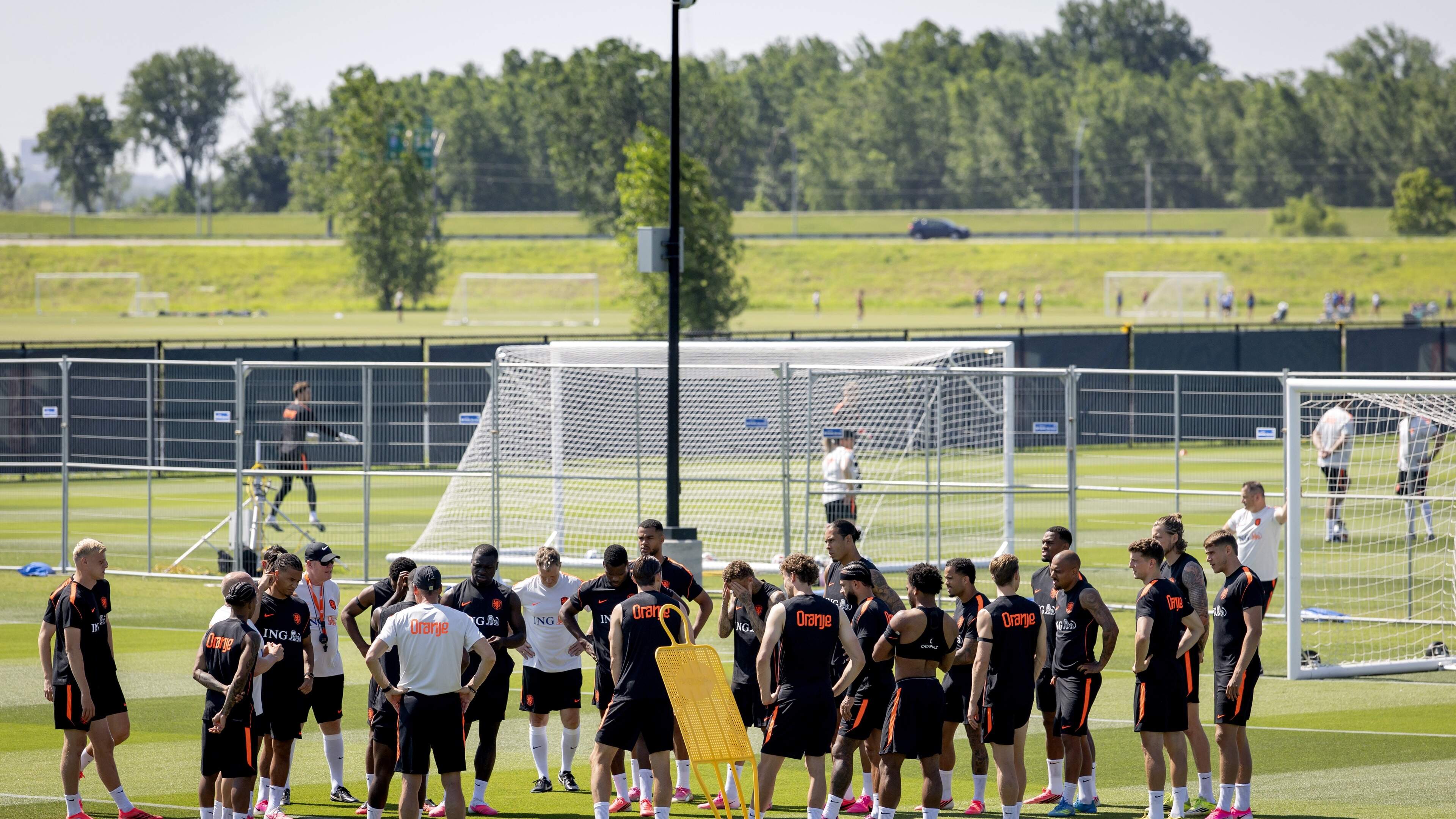Oranje traint met fitte selectie voor tweede WK-duel met Zweden