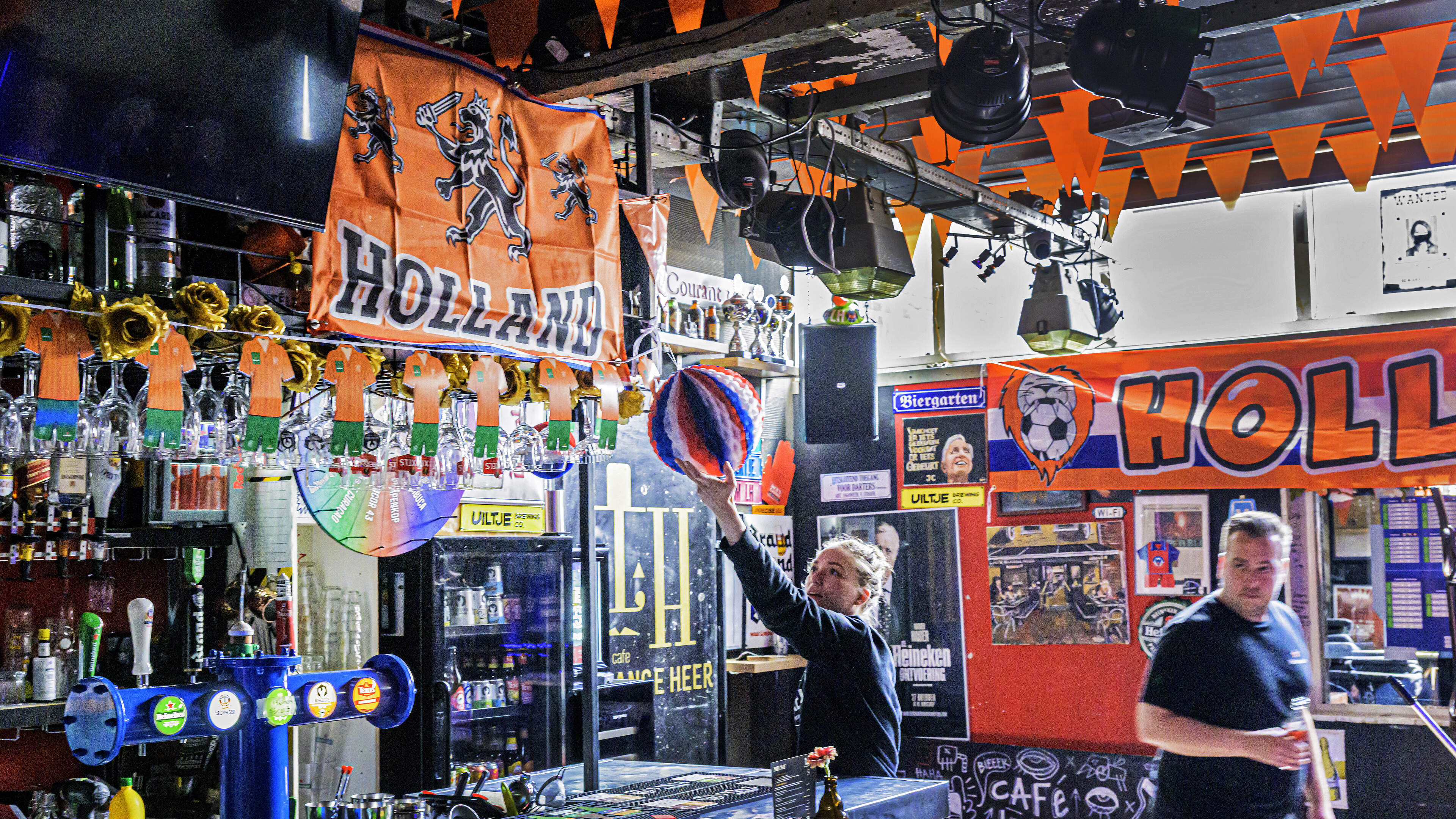 Grote schermen op terrassen bij wedstrijden van Oranje, hier kan je in Haarlem het WK kijken: ’We gaan dit jaar weer knallen’