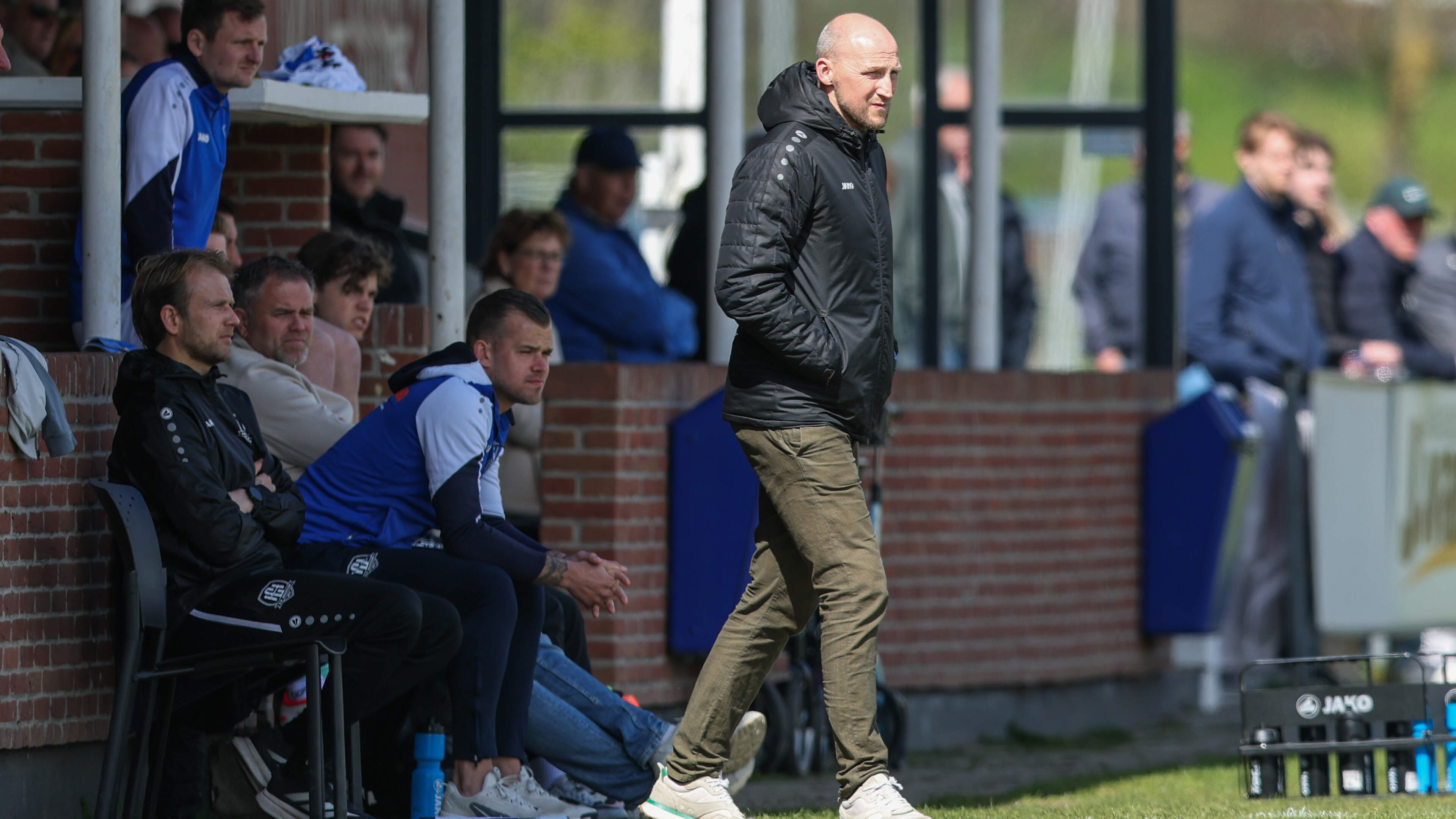 Late trainerscarrousel in Hillegom: Hans Schakel stopt plotseling, ervaren oefenmeester uit de bollenstreek volgt hem op
