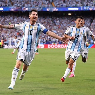 Met drie goals op rij is de Messi-show weer begonnen. ‘Hij laat de tijd stilstaan’