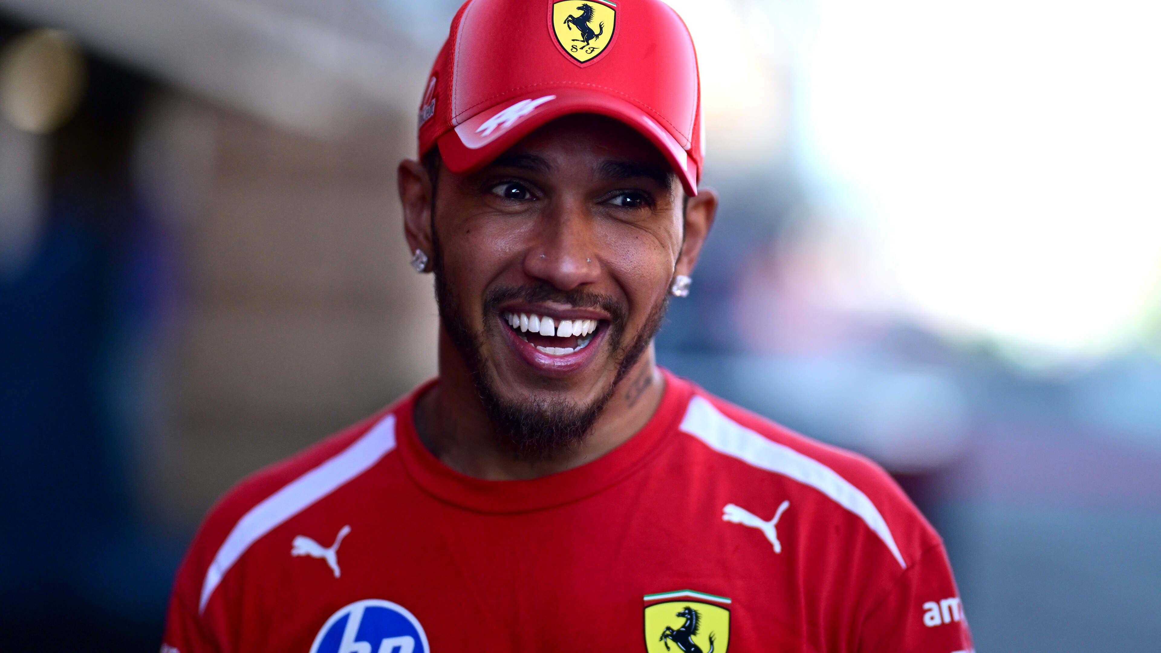 10 maanden geleden vroeg Lewis Hamilton nog om een wissel, nu wint hij als Ferrari-coureur: ’De kritiek heeft me geraakt, ik ben ook maar een mens’