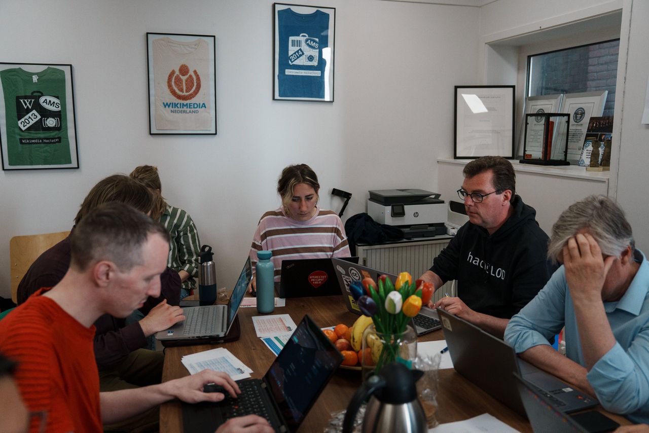 De Wikipedianen blijven pagina’s tikken in weerwil van AI, het verloederen van de feitelijkheid en baldadige scholieren
