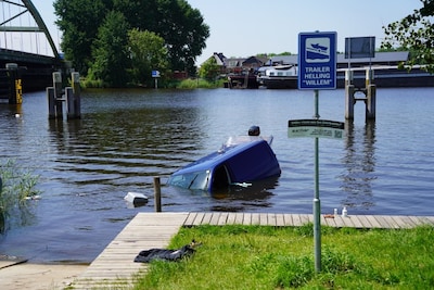 Jeroen uit Dalfsen glijdt met boot en al het water in: ‘Ik zat vast’