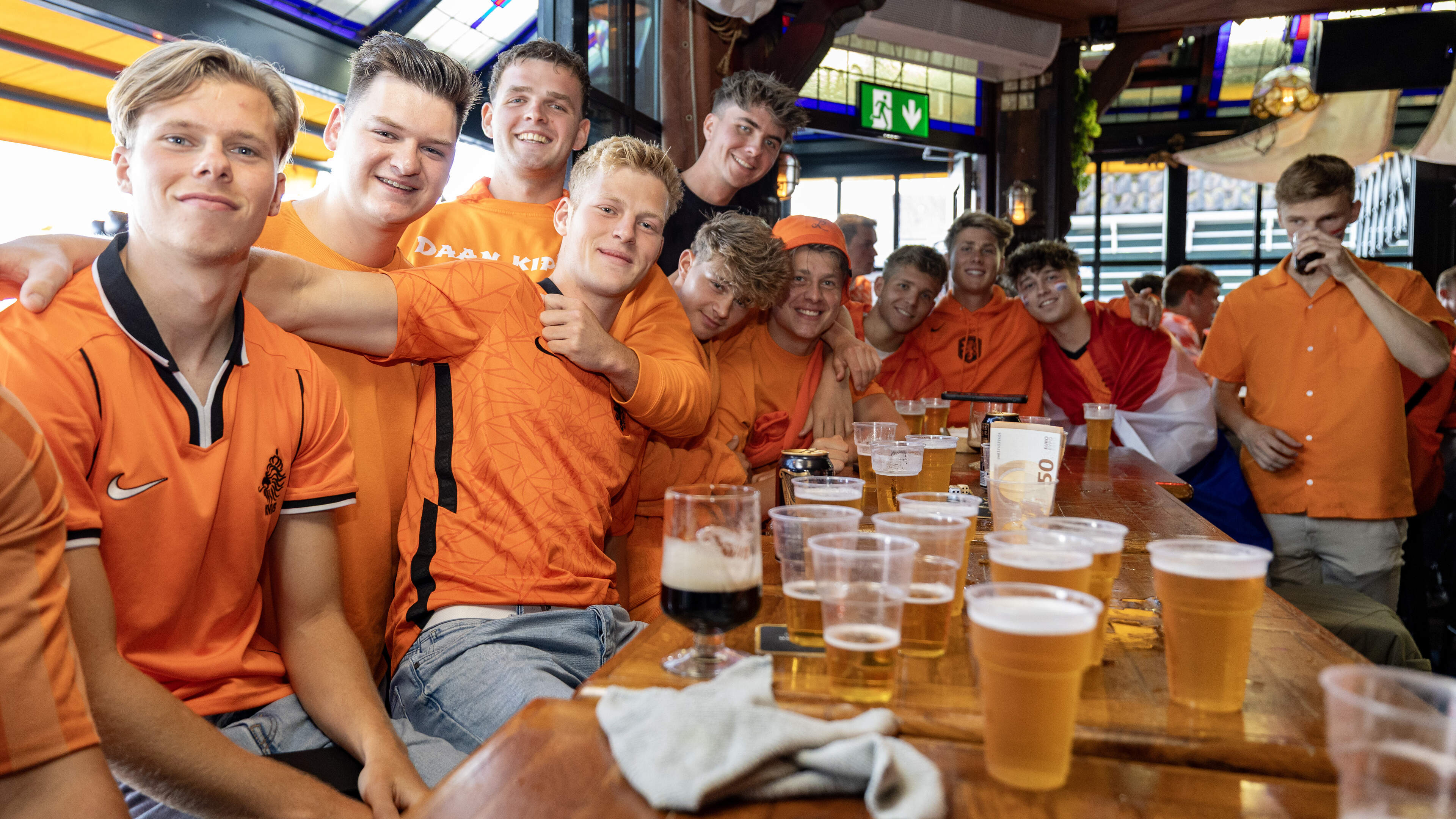 Woonkamer van Oranjefan Cees Sier omgebouwd tot mini-stadion: ’De entree is een krat bier’