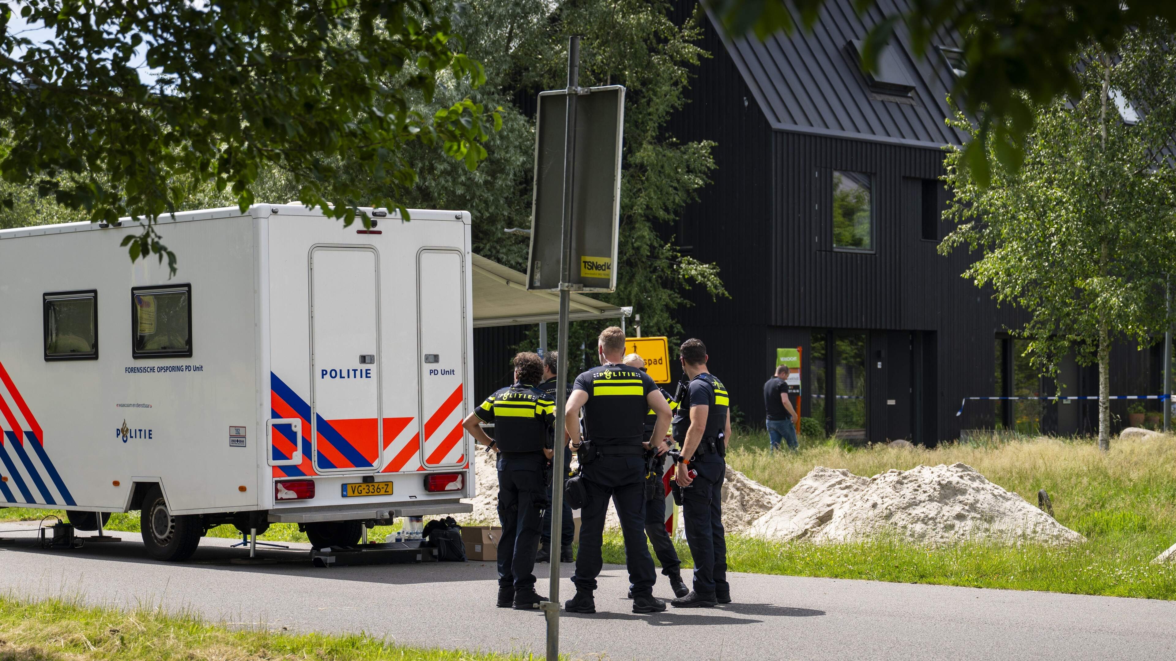 Verbijstering in Groningen na dood echtpaar (53), tienerdochter zou beelden misdrijf hebben verspreid: ‘De hond kwam onder het bloed naar buiten’