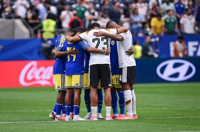 Eerst strijden, dan samen bidden op het WK: ‘Deze generatie voetballers geneert zich niet voor zijn geloof’