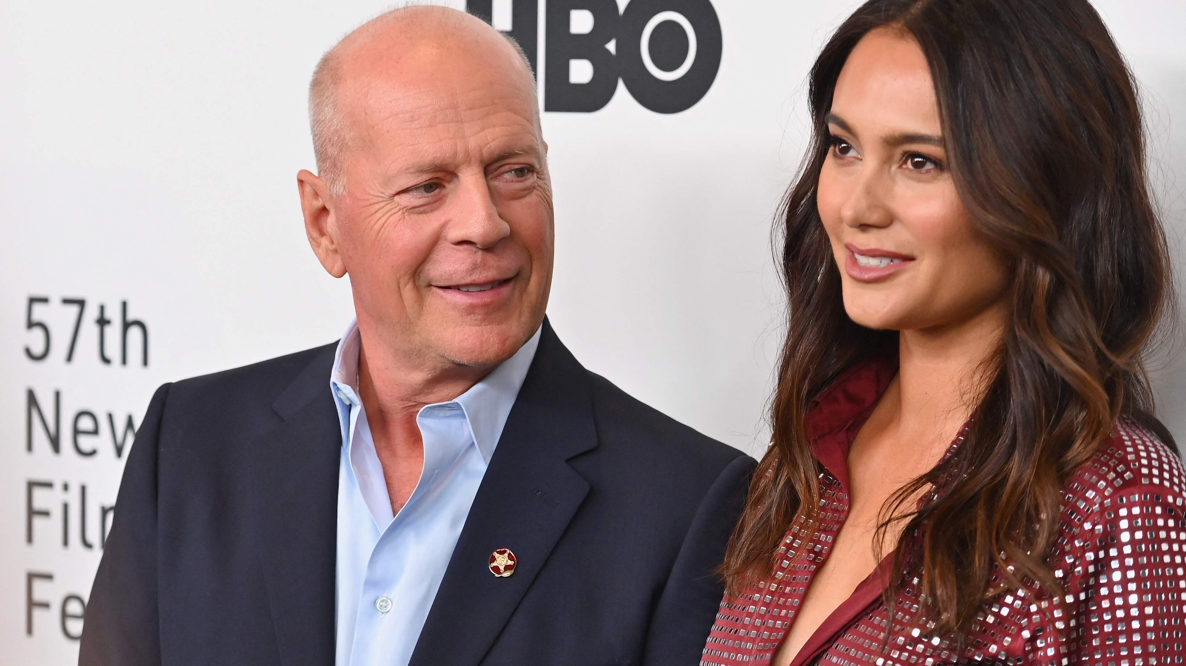 Vrouw Bruce Willis uit zich over verwarring rond dementiediagnose: ’Rouwen om iemand die nog leeft’