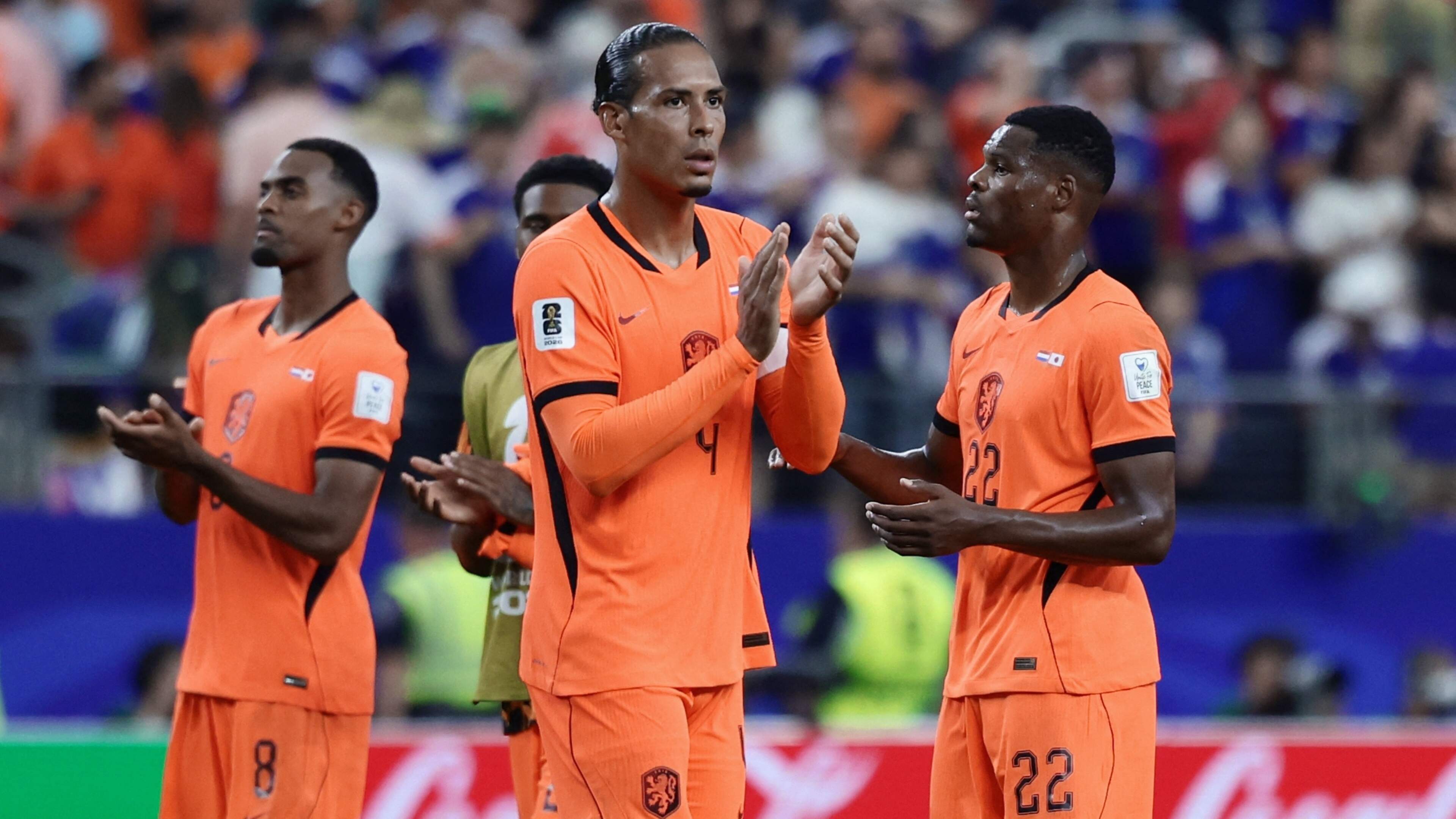 Ron Vlaar gelooft heilig in verdediging Nederlands elftal en ergert zich aan kritiek op Virgil van Dijk: ’Dat is niet altijd eerlijk’