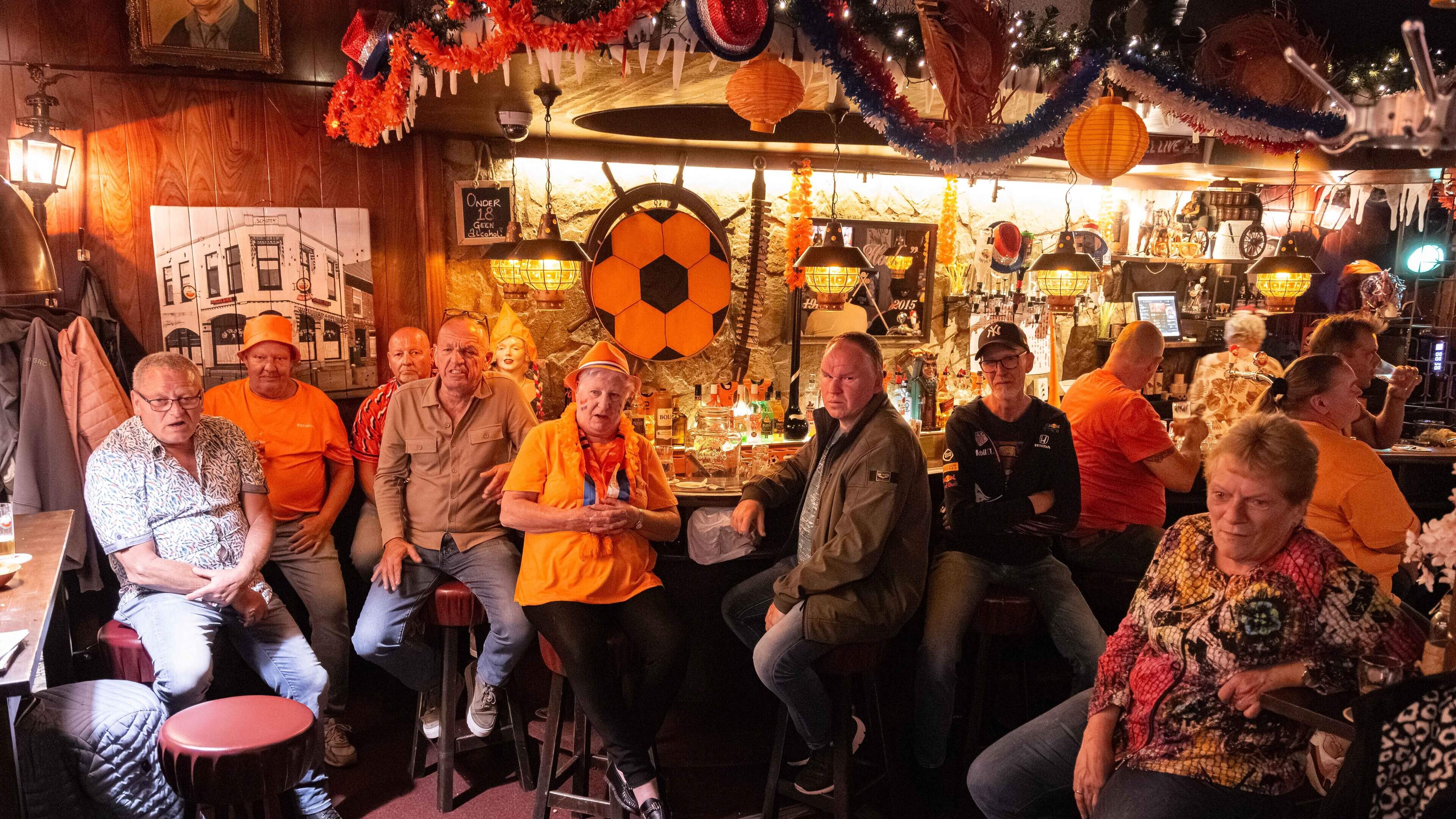 Voetbal kijken in De Hoek met veel gemopper en gemor over de prestaties van Nederland. ’Ik heb beide doelpunten van Oranje niet gezien. Ik was op het toilet’