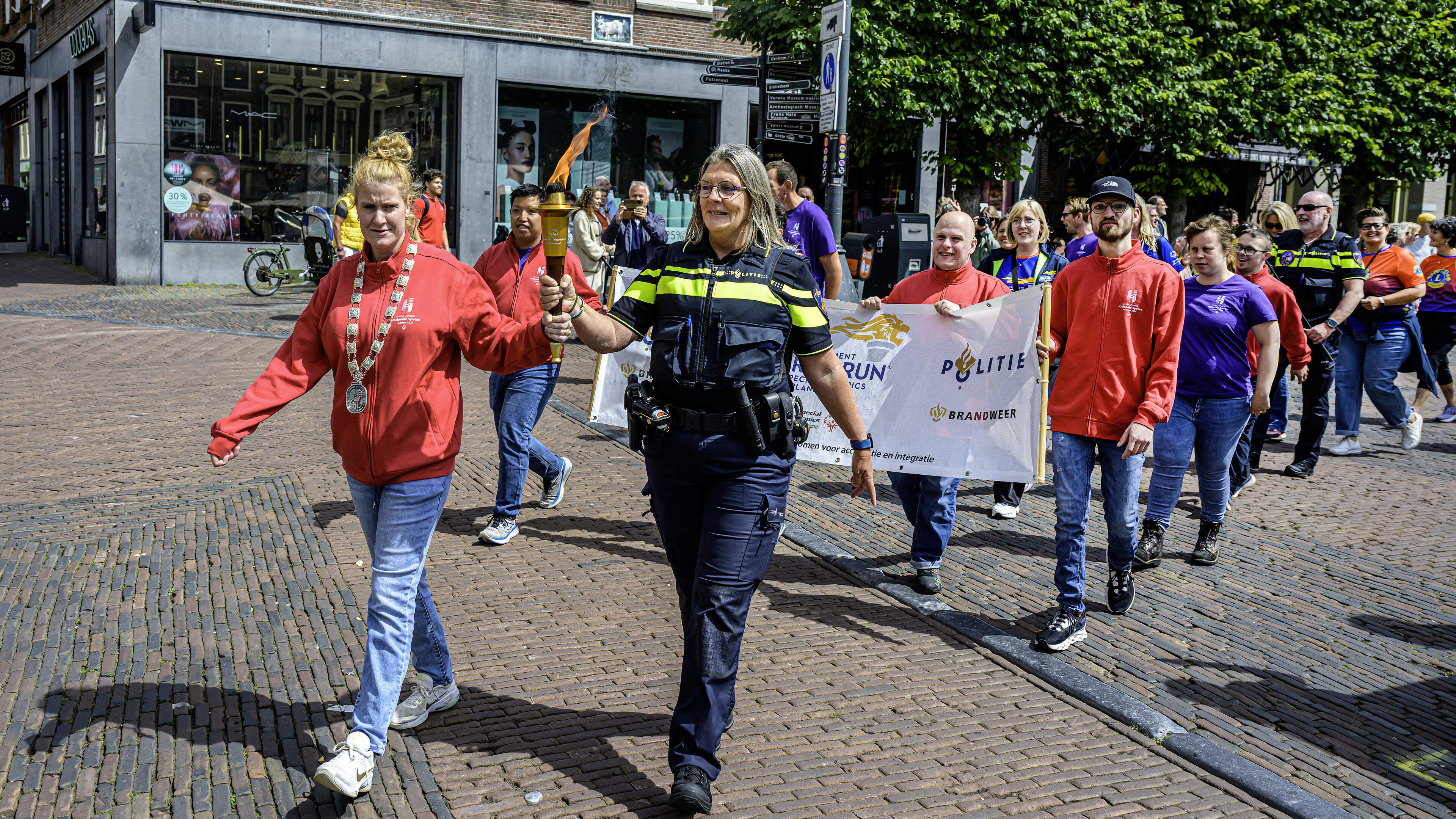 De Flame of Hope is in Haarlem. De Special Olympics voor sporters met een verstandelijke beperking kan beginnen