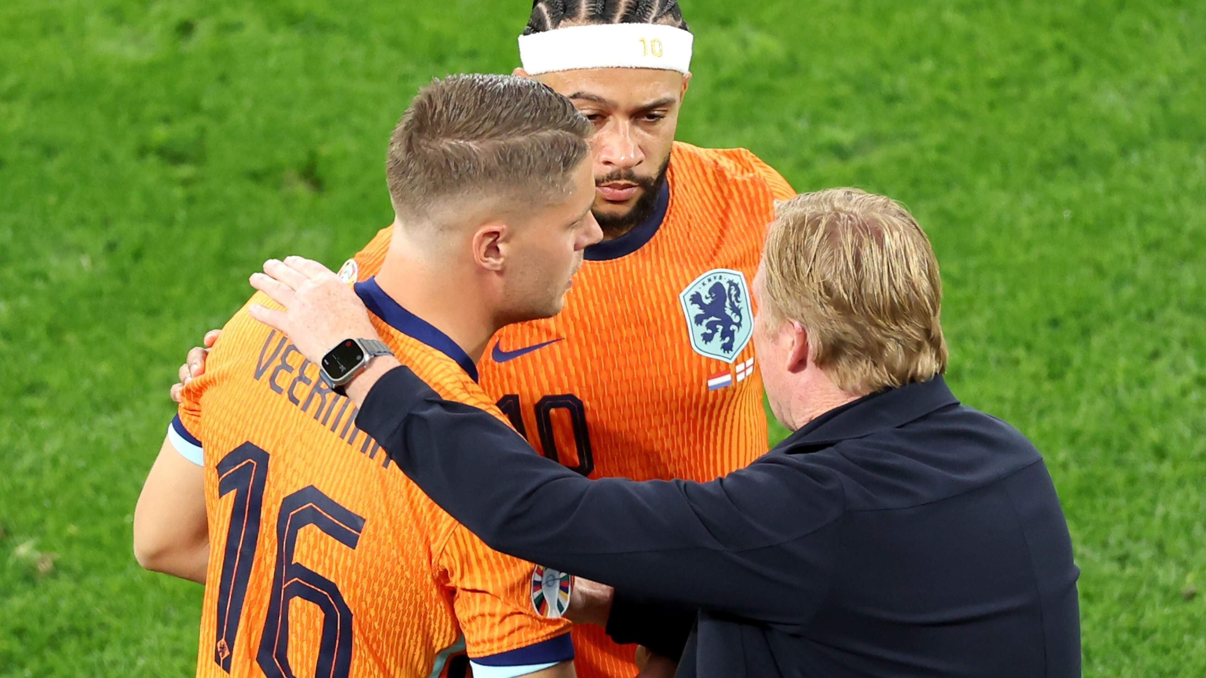 Koeman reageert laconiek op veelbesproken G-star advertentie met thuisblijver Joey Veerman: ’Ik kan er wel om lachen’