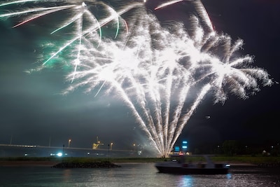 In beeld: vuurwerkshow bij de zomerkermis in Deventer