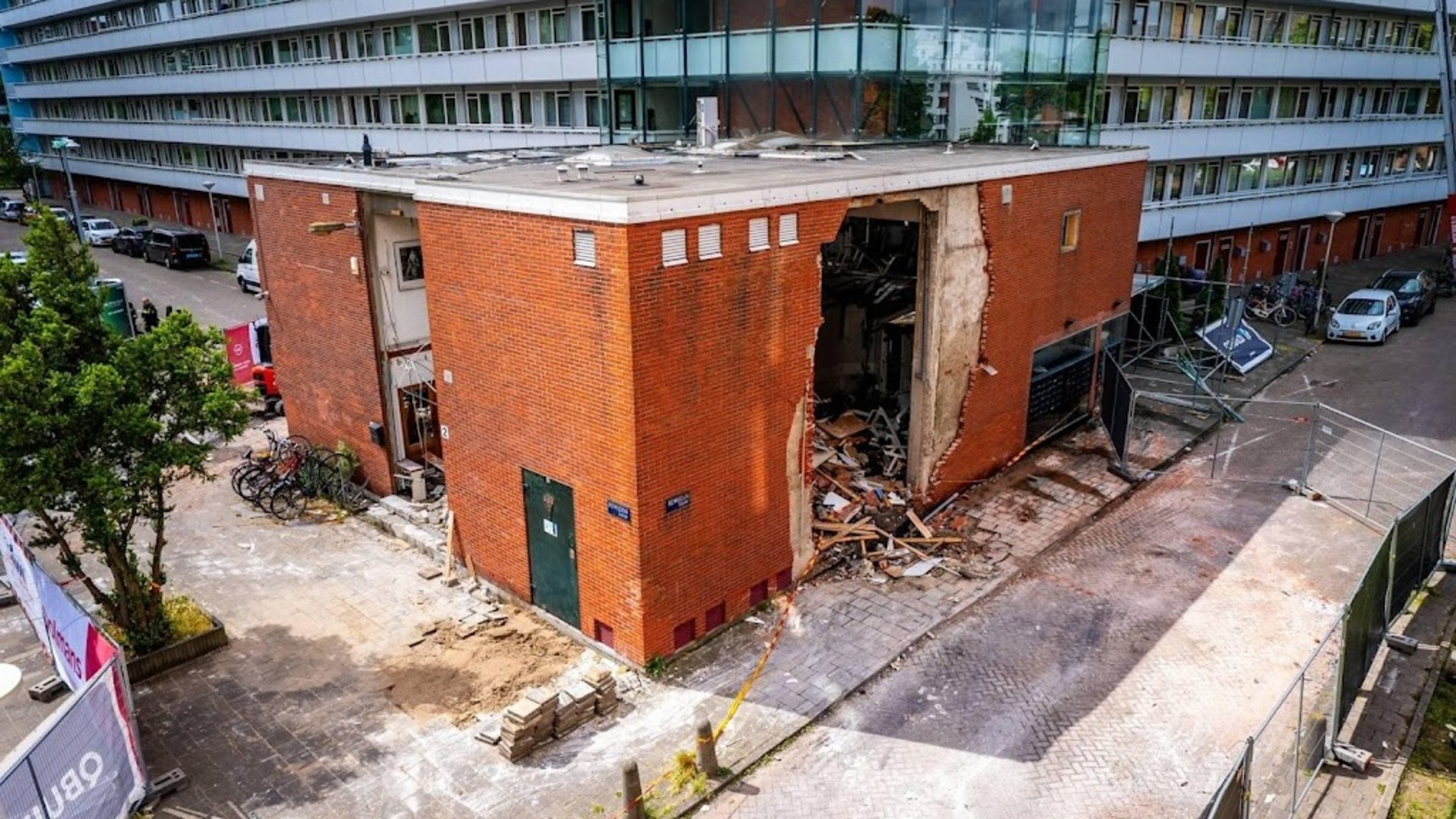 Twee van drie verdachten explosie Amsterdam blijven in cel