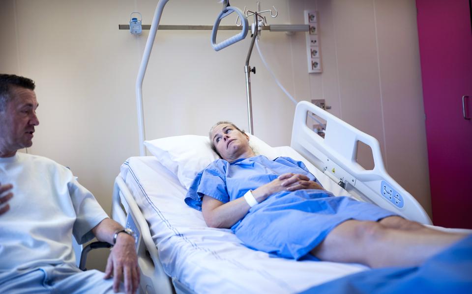 Ester (45) uit Zeeland laat zich in Groningen van haar extreme zweethanden afhelpen. ‘Ik weet niet wat ik meemaak’