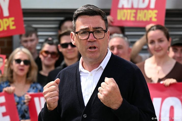 VK: Andy Burnham wint lokale verkiezingen en kan Starmer uitdagen