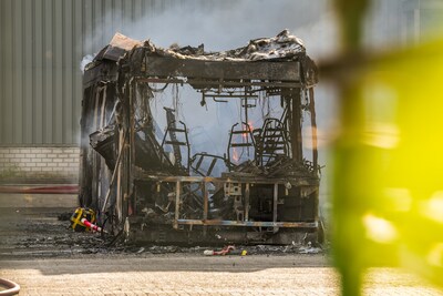 Bus volledig uitgebrand in Valkenswaard, omgeving afgezet vanwege gevaarlijke stoffen
