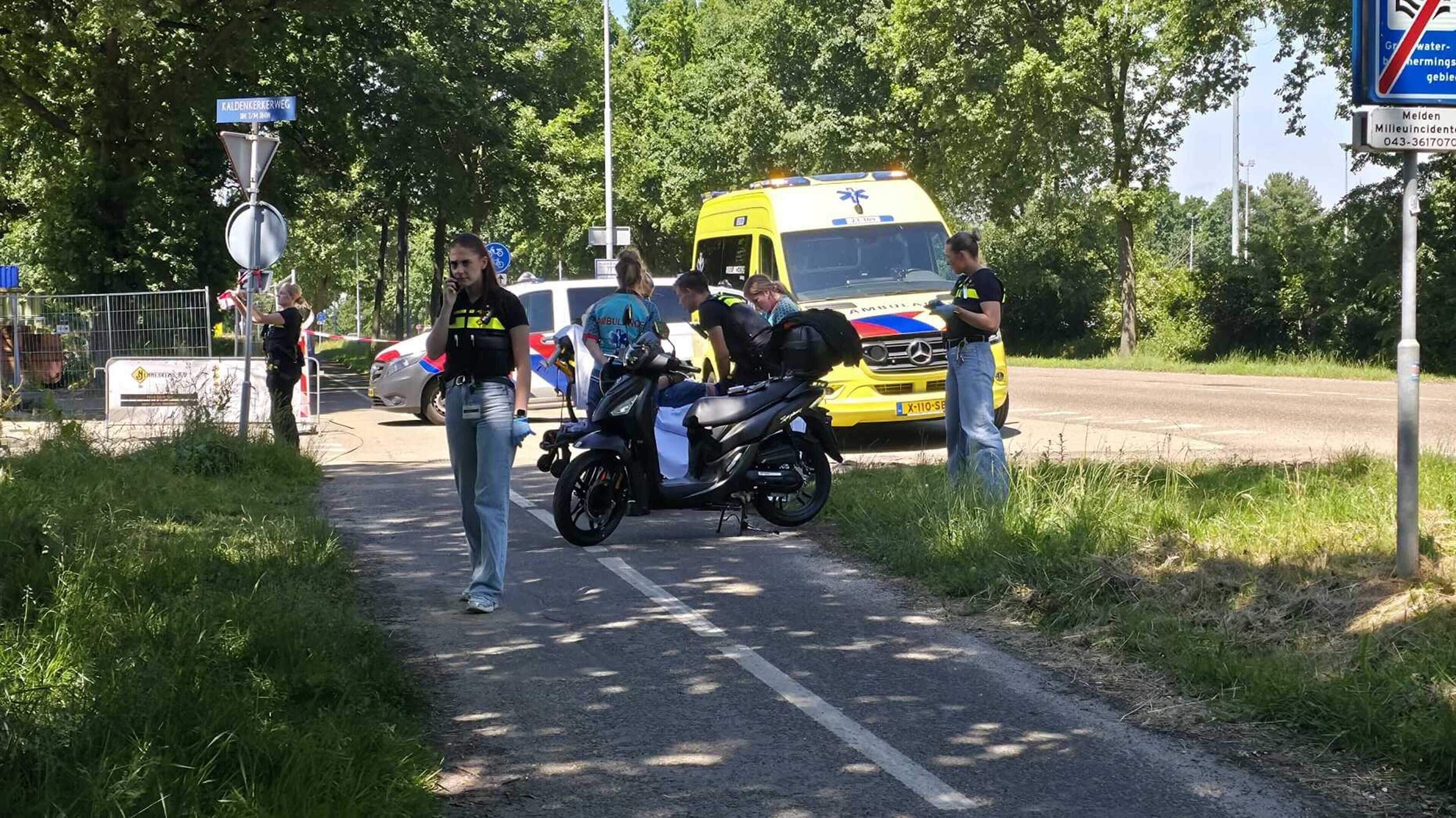 Scooterrijder gewond na aanrijding in Venlo bij VVV-stadion, bestuurder busje rijdt door