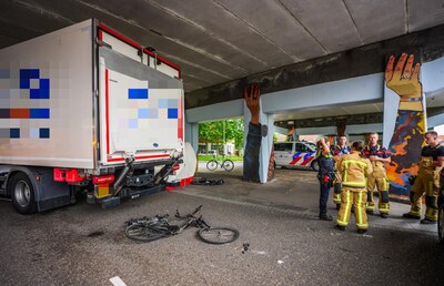 Fietser belandt onder vrachtwagen in Eindhoven, met spoed naar ziekenhuis