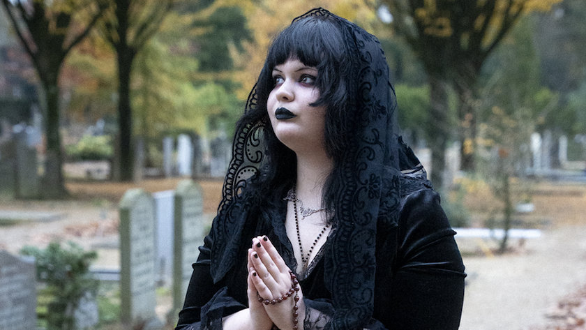 Lydia (21) is gothic en gelovig. ‘Soms verwerk ik kleine kruisjes in mijn eyeliner, vanwege mijn geloof’