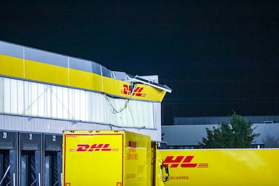 Deel van dak DHL-postcentrum in Zwolle ingestort door noodweer