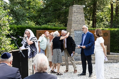 Haar vader bleef aandringen op een onderduikadres, nabestaanden onthullen Joods monument