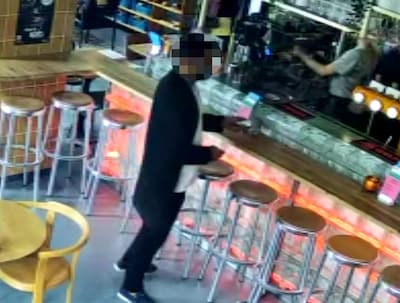 Terwijl hij wacht op zijn espresso, jat deze man de fooienpot van restaurant in Zwolle