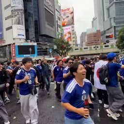 Video | Japanse voetbalfans vieren feest tot het stoplicht op rood springt