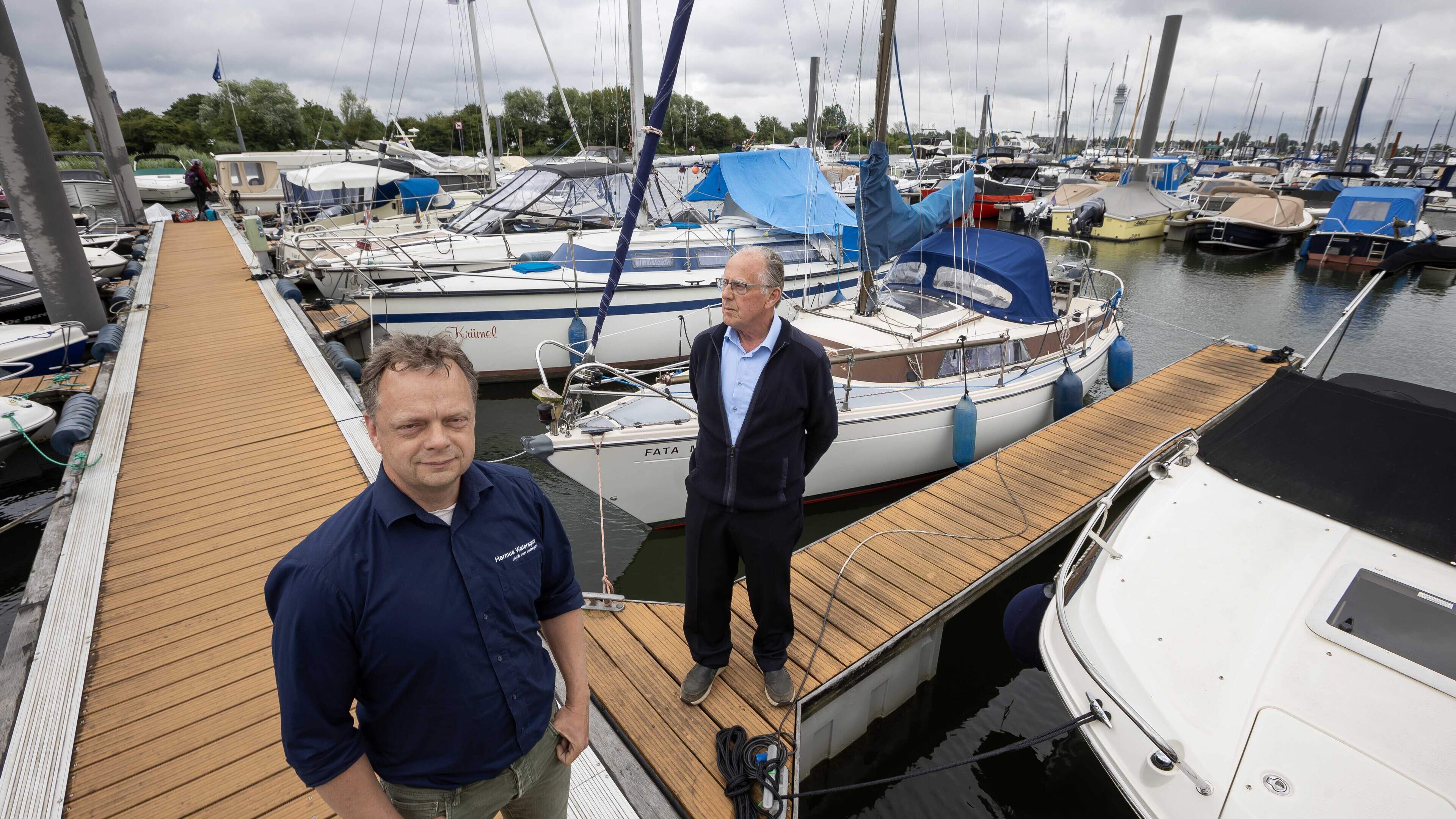 Emiel (49) als derde generatie aan het roer bij Hermus Watersport in Roermond: ‘Het is per ongeluk een serieus bedrijf geworden’