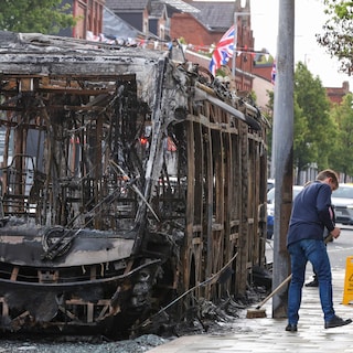 Na de grootschalige racistische rellen rommelt het door in Belfast: ‘Huizen worden in brand gestoken’