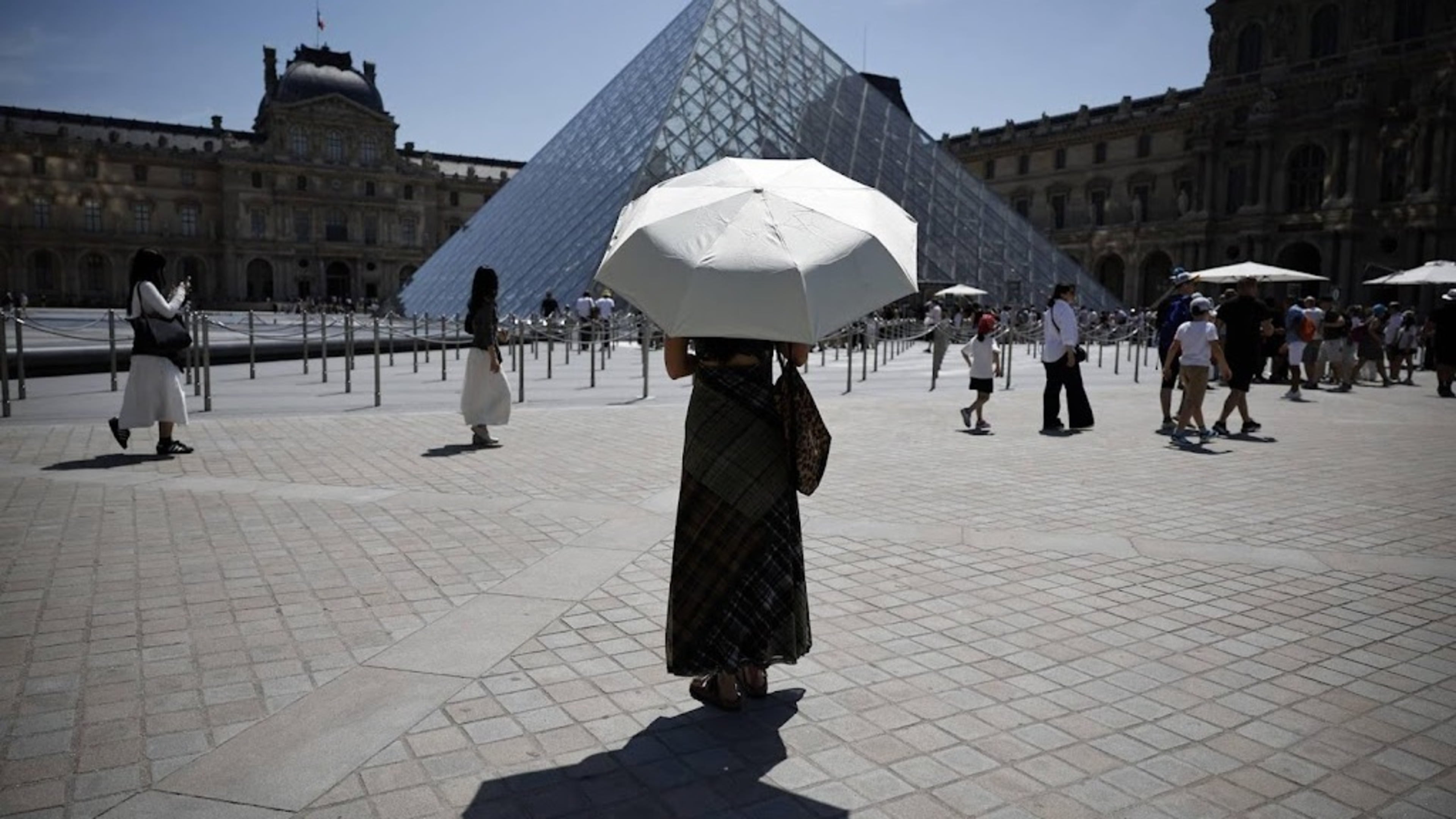 Directeur Louvre stelt dat museum ’buiten adem’ is