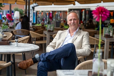 Geheel vrijwillig draagt Bart (49) een enkelband: ‘Vooral de betekenis weegt zwaar’