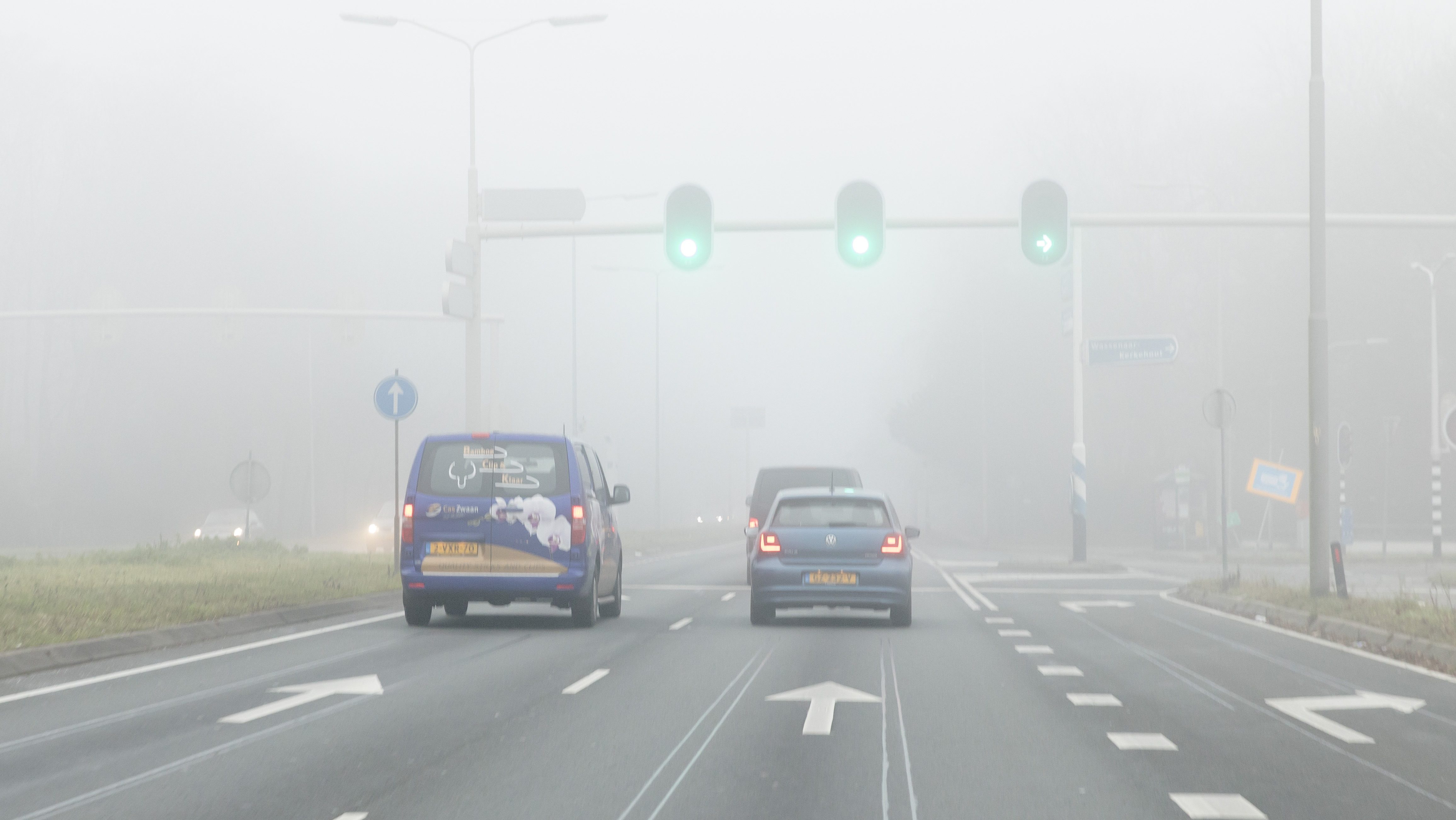 Mag je toeteren als iemand niet doorrijdt bij een groen verkeerslicht?