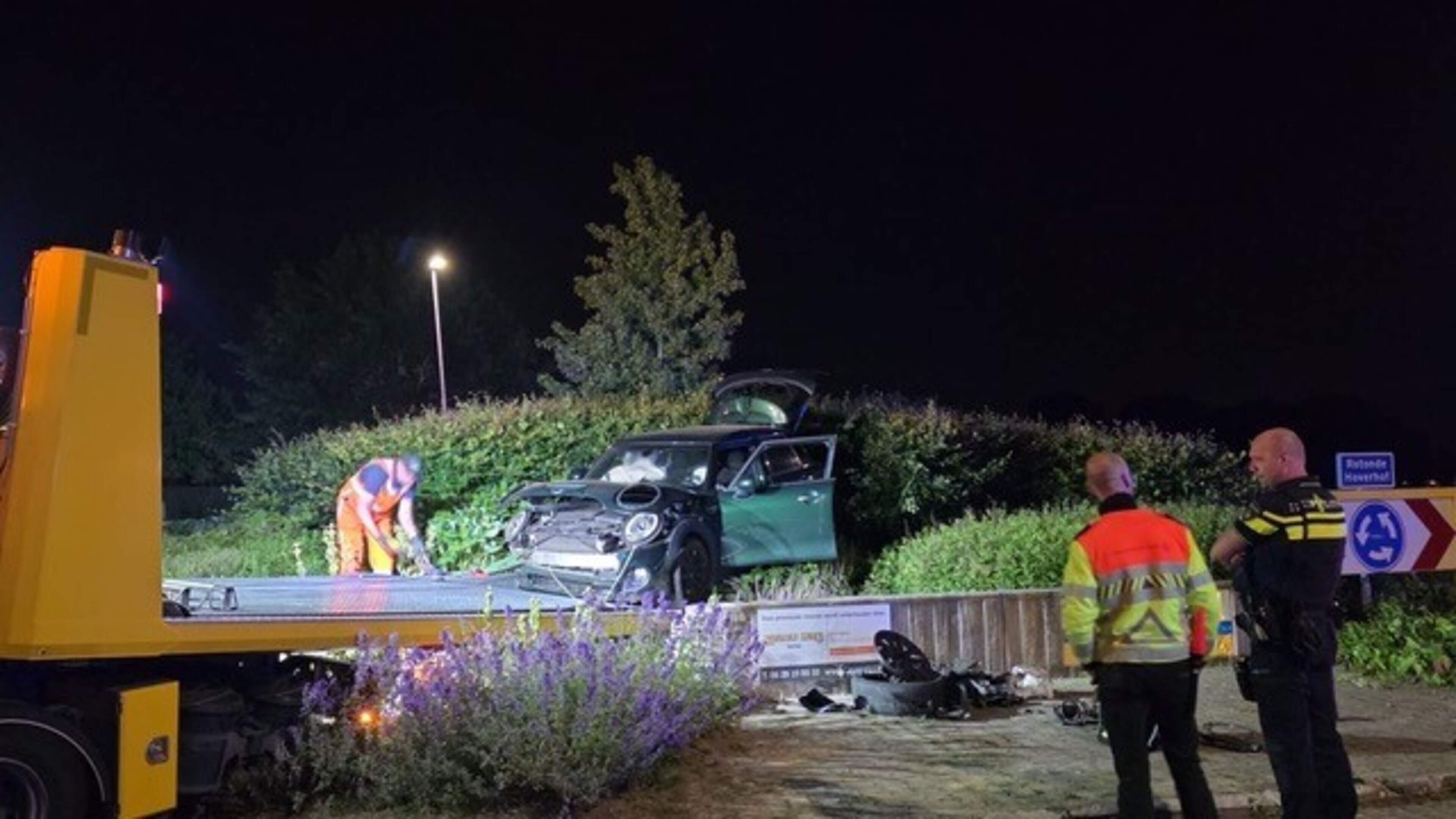 Automobilist gewond nadat hij van weg raakt en op rotonde belandt in Venlo
