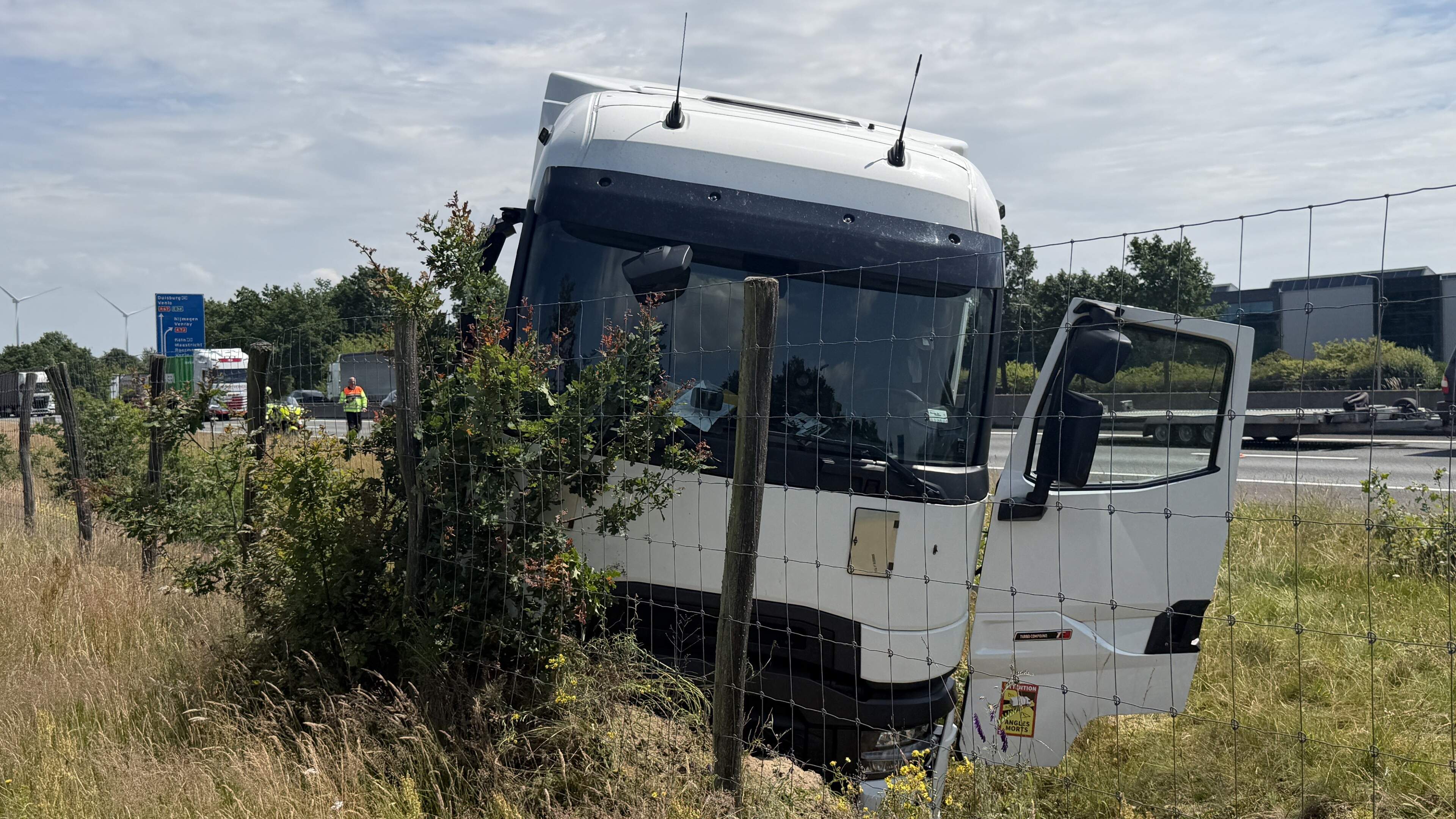 Vrachtwagen belandt in de greppel naast de A67 bij Venlo, een rijstrook afgesloten