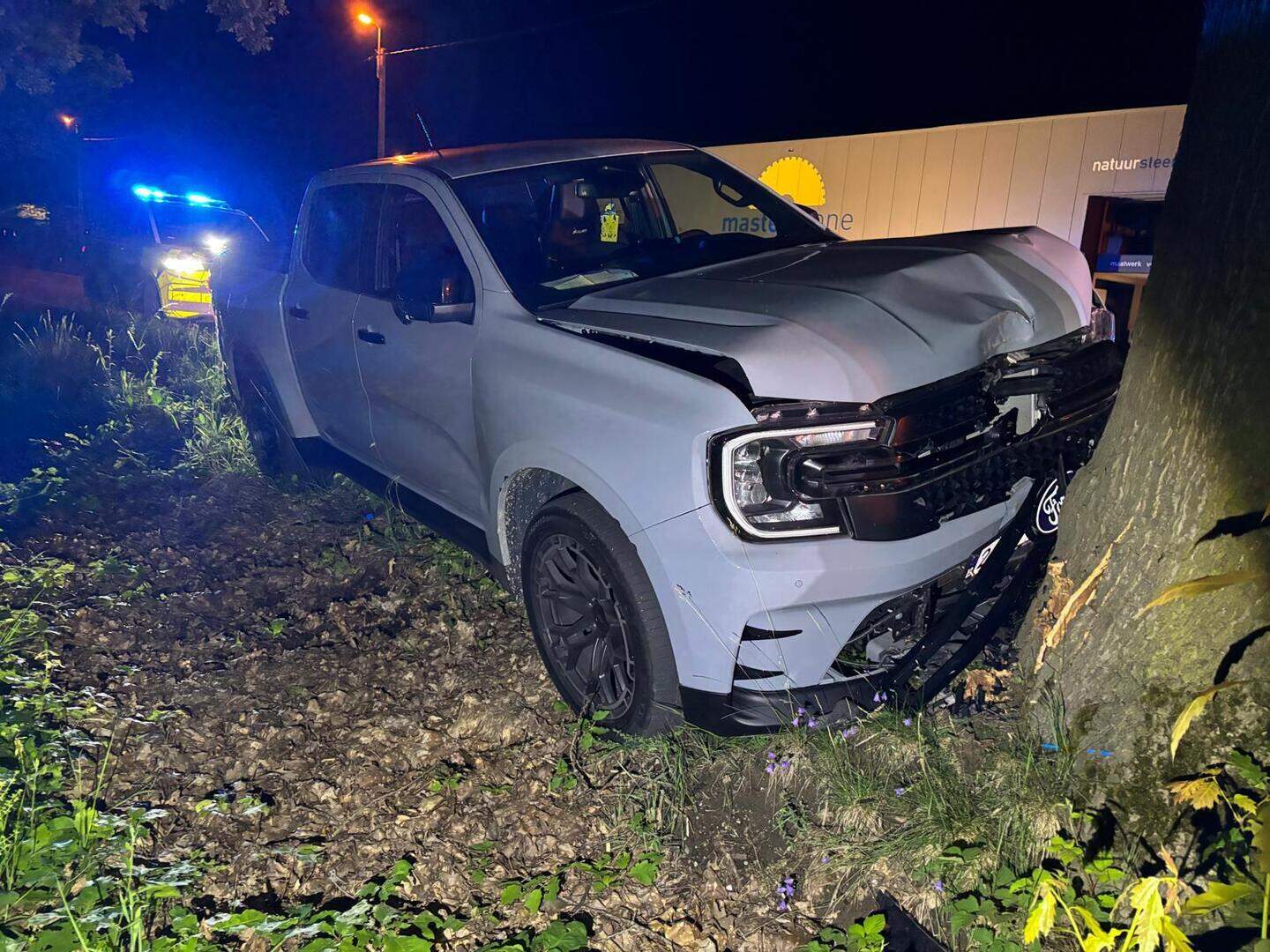 Maasmechelaar (30) met rijverbod vlucht na alcoholcontrole en crasht na achtervolging van bijna 100 kilometer tegen boom