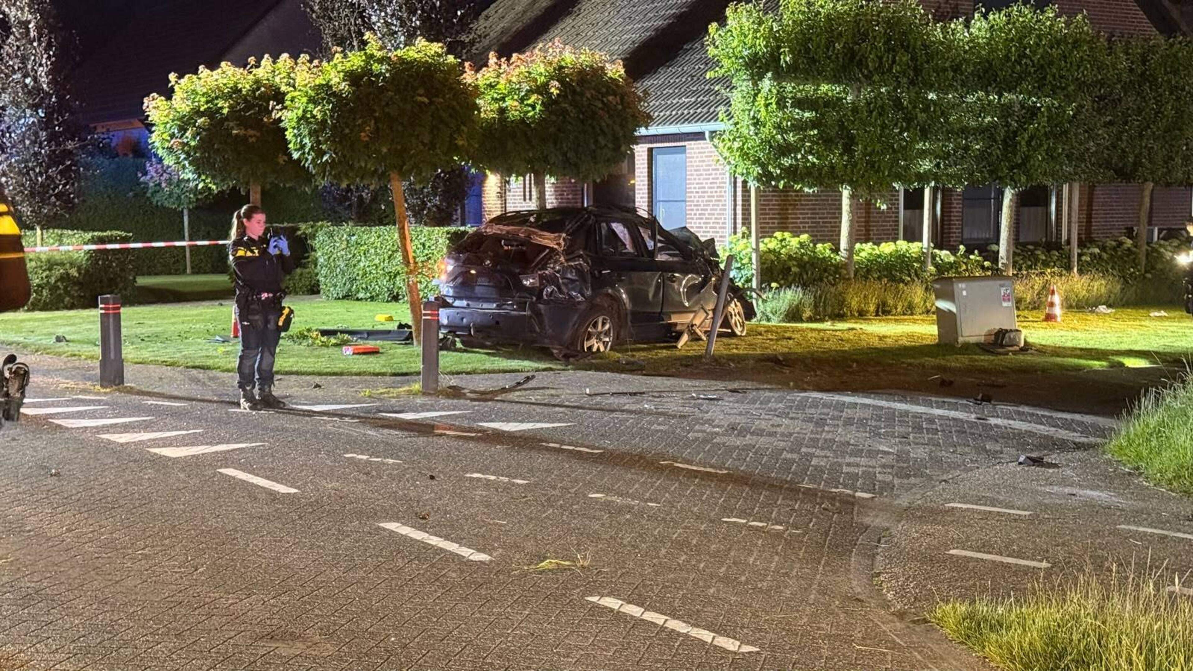 Auto belandt in voortuin in Ell en raakt zwaar beschadigd: meerdere gewonden, twee traumahelikopters ingezet