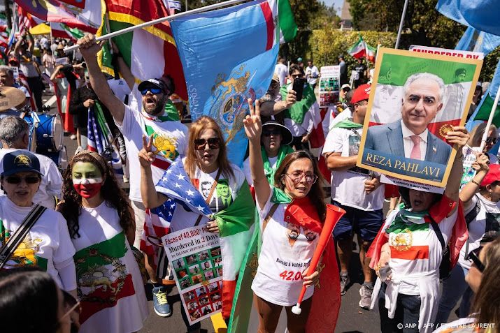 Enkele honderden demonstranten bij WK-stadion waar Iran voetbalt