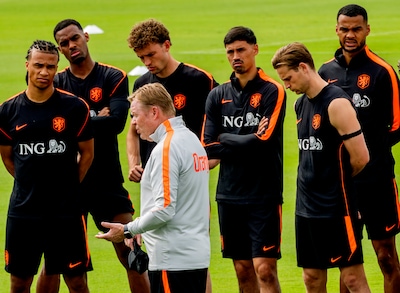 Oranje pakt de draad op met training in Dallas, familie van de spelers kijkt toe