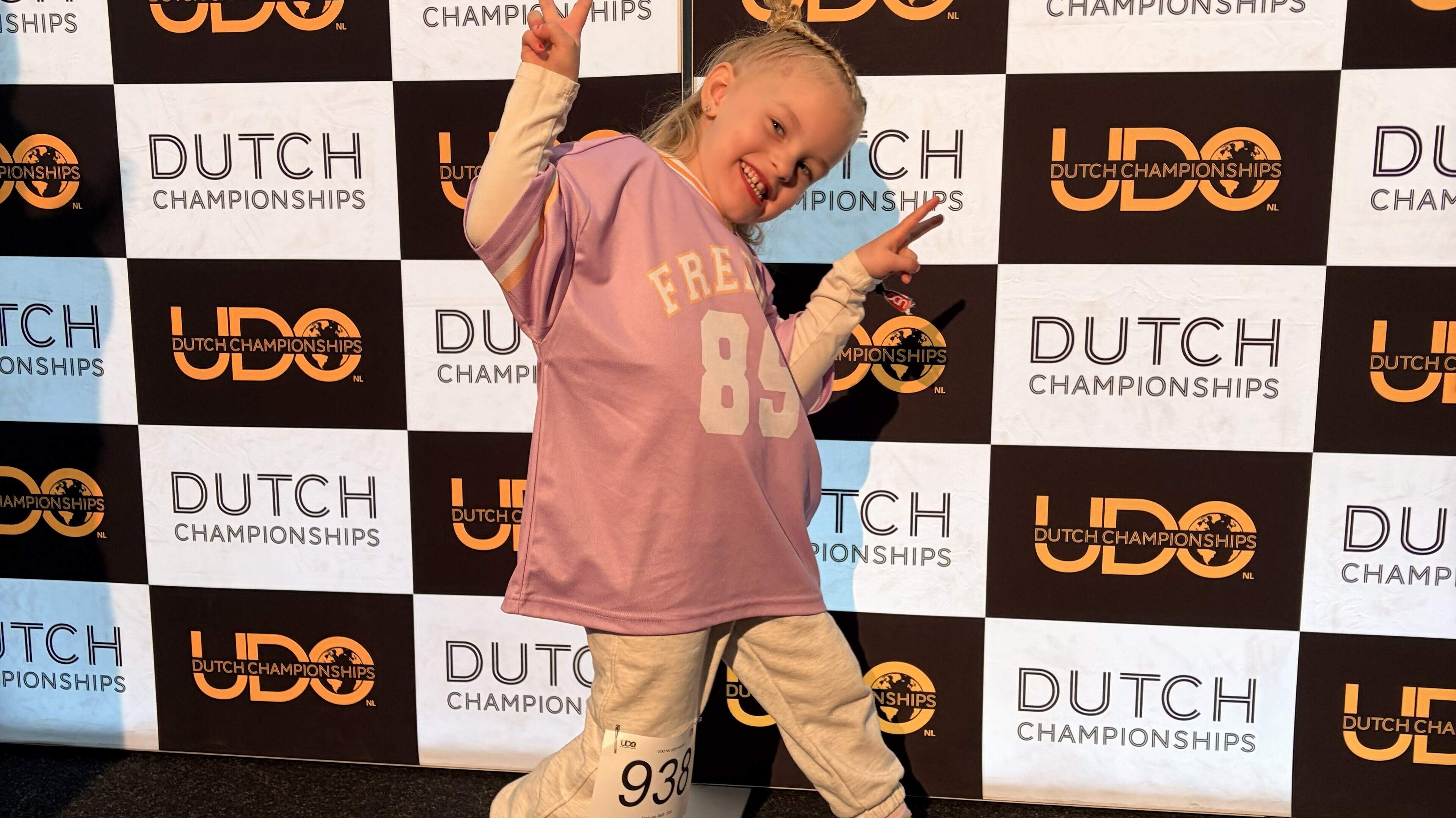 Noé is pas 3,5 jaar oud, maar mag zich nu al Nederlands kampioen streetdance noemen: ’Ik wil een paarse beker winnen’