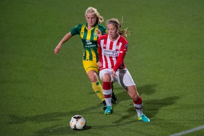 Mauri van de Wetering aan de slag als trainster van Jong PSV Vrouwen: ‘Extra leuk om dit met haar te doen’